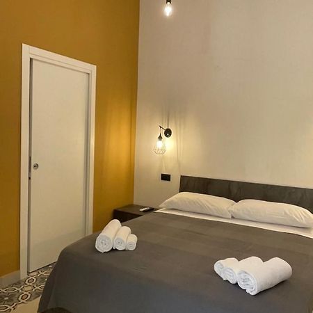 B&B Vittoria Napoli Bagian luar foto